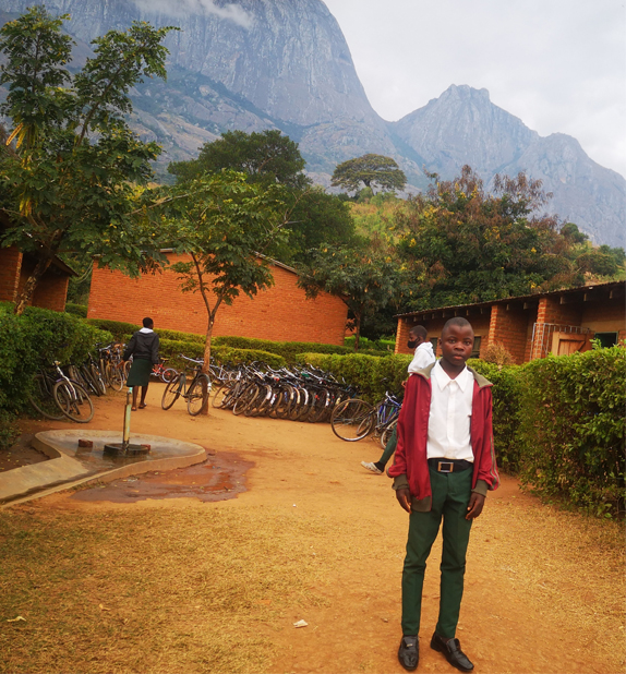 Bild Bornface vor der Schule