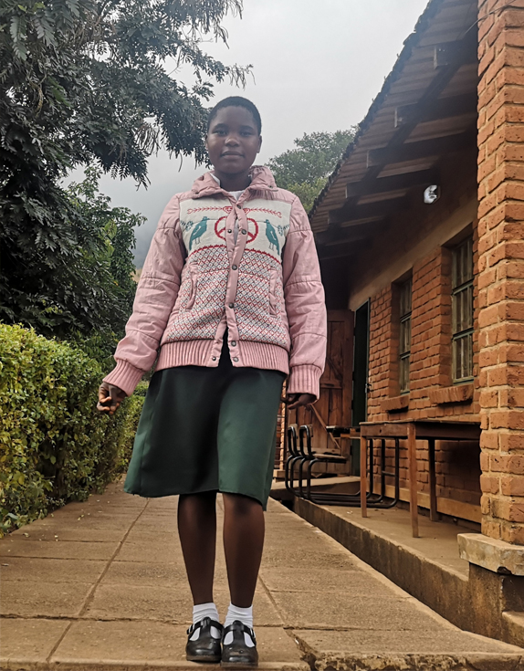 Bild Melini Aleke vor der Schule