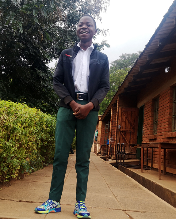 Bild Emmanuel Maula vor der Schule